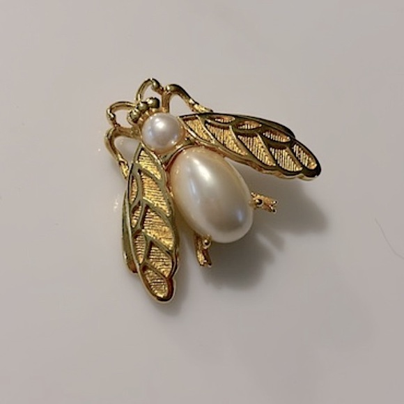 Trifari Jewelry - Vintage Trifari Bumble Bee Pin with faux Pearls